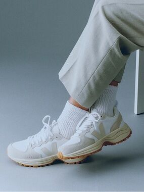 New in Box Veja Venturi Shoes in White/Pierre